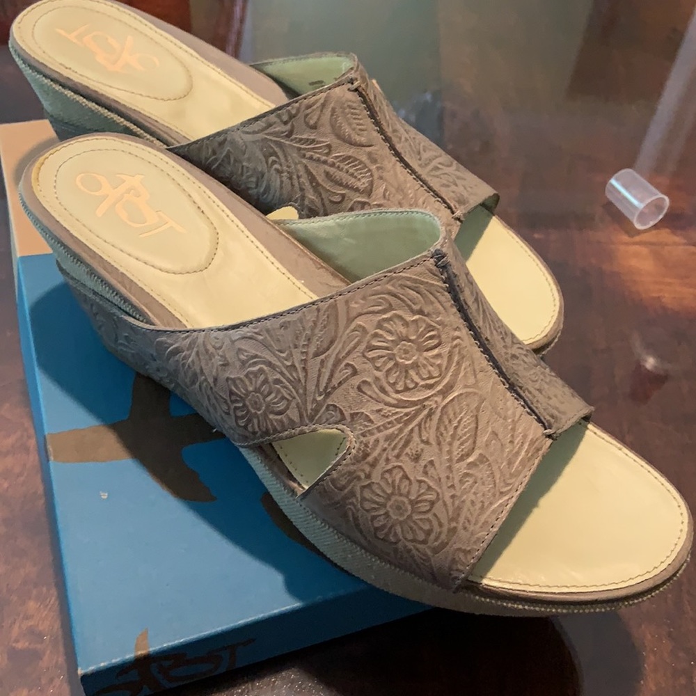 Gray summer slide leather upper
